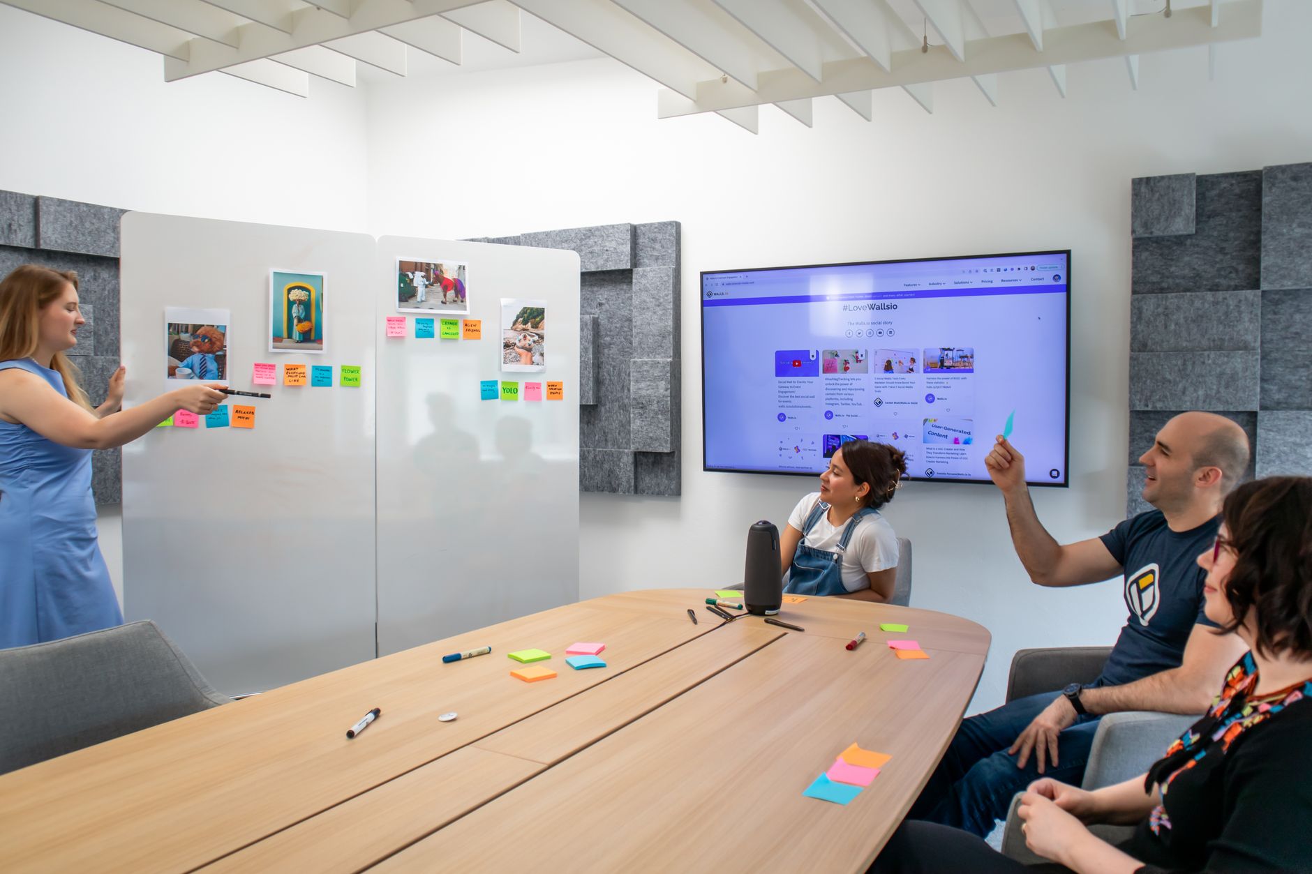 Notesbog og pen på et mødebord