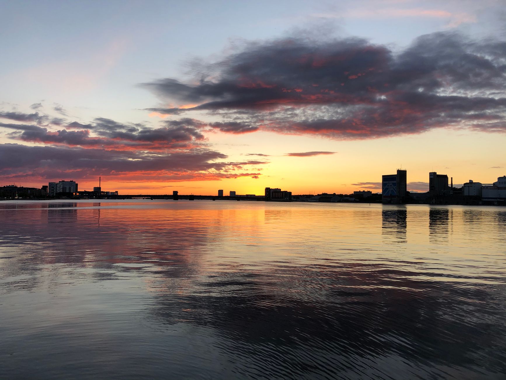 Havneområde i Aalborg med vand og bygninger